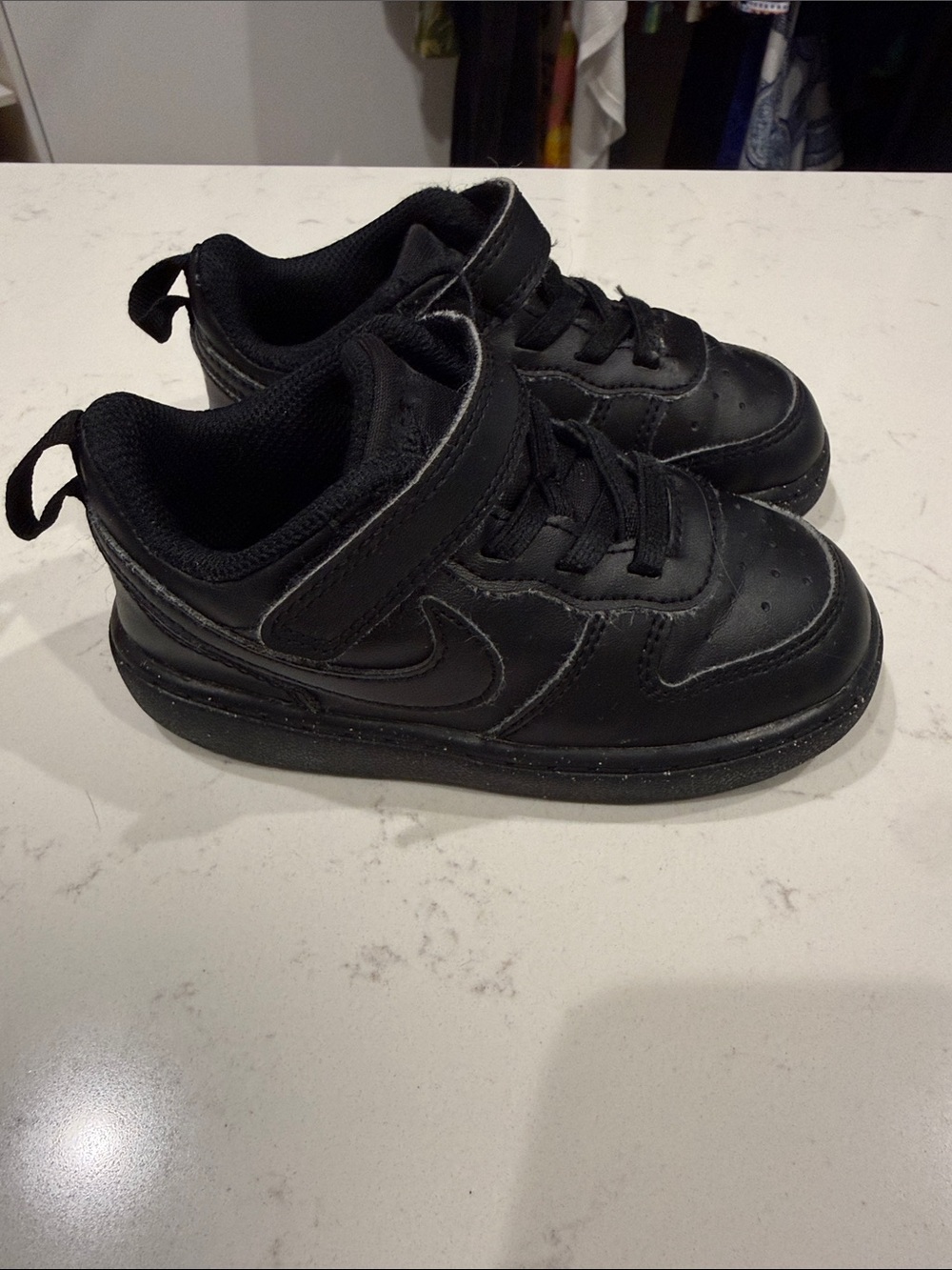 Nike Kids Black Low-Top Sneakers with Hook-and-Loop Strap